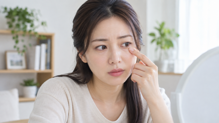 한쪽 아래 눈꺼풀 떨림을 느끼는 성인